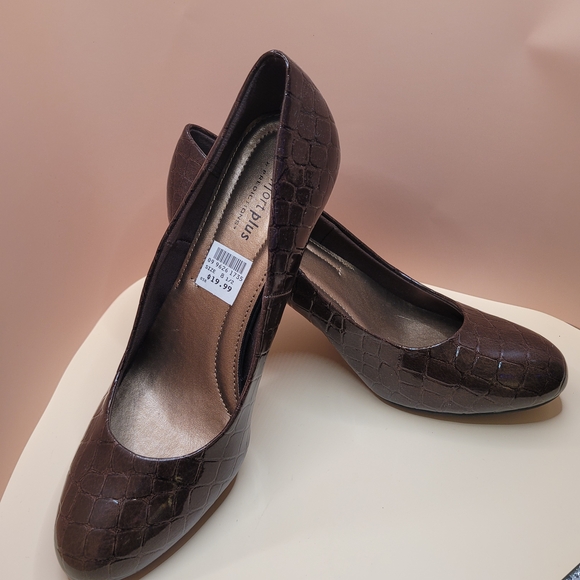 Elegant Black Crocodile Pattern Heels - Picture 2 of 3